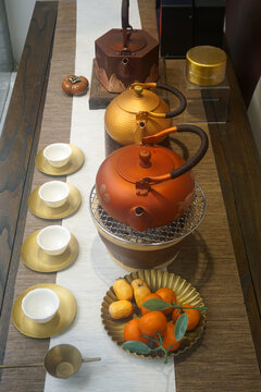 中式铜制茶壶和瓷杯
