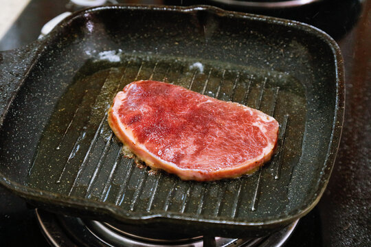 锅里的煎牛排