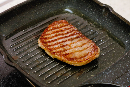 锅里的煎牛排