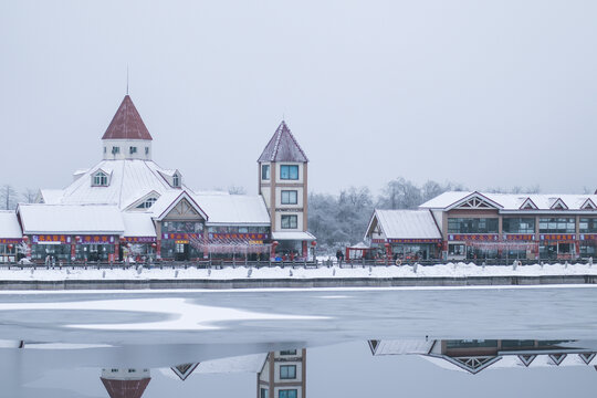 西岭雪山映雪湖冬季景象