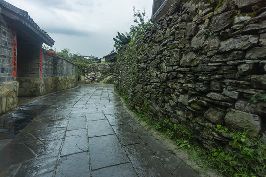 青岩古镇的农家庭院石板路