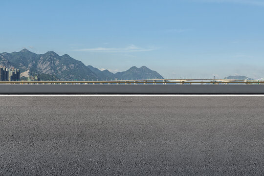 沥青公路和青山背景