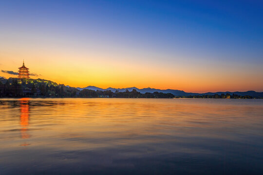 日落下的西湖雷峰塔