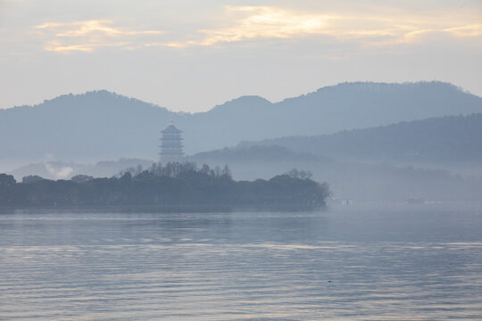 杭州西湖清晨雷峰塔山色风光