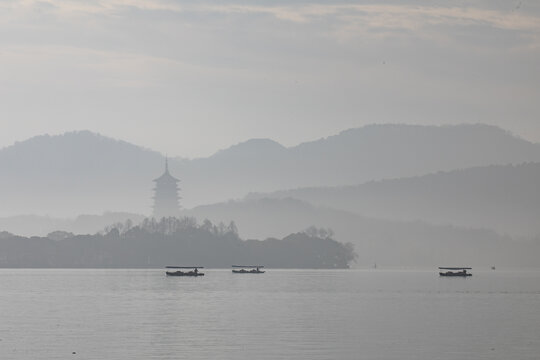 杭州西湖清晨雷峰塔山色风光