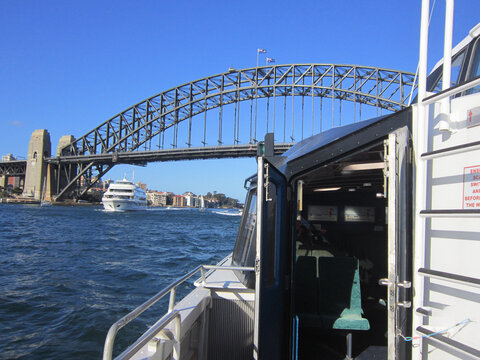 悉尼渡海游轮穿过悉尼大桥