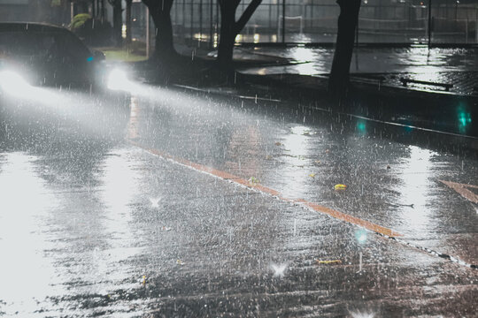 下雨天车灯照亮的道路