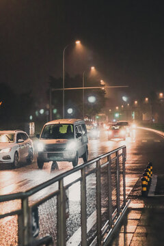 城市夜间道路上