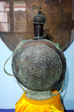 清代扁鼓型铜水壶乔贡