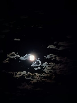 云与月
