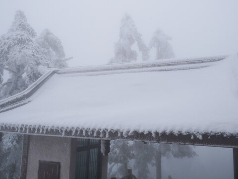 积雪屋顶