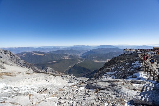 登顶雪山