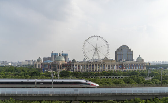 江南环球港与列车