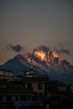 玉龙雪山日照金山