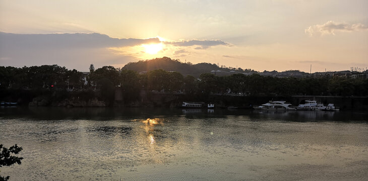 夕阳下江景