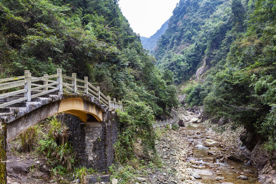 高山峡谷溪流