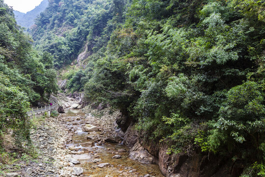 高山峡谷溪流