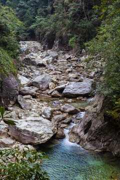 峡谷山涧溪流