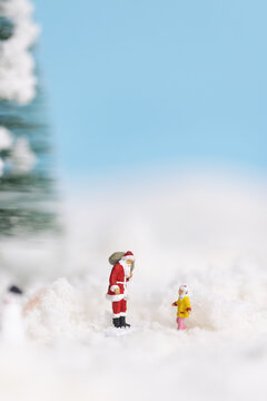 圣诞老人与孩子雪地场景