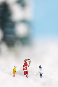 在雪地上发礼物的圣诞老人