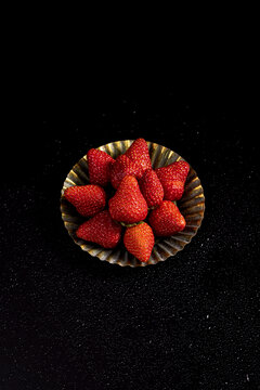 一盘水果草莓黑色背景