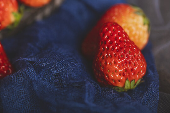 草莓水果暗调风格蓝色麻布背景