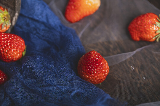 草莓水果暗调风格图片