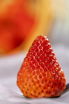 一颗草莓特写图片