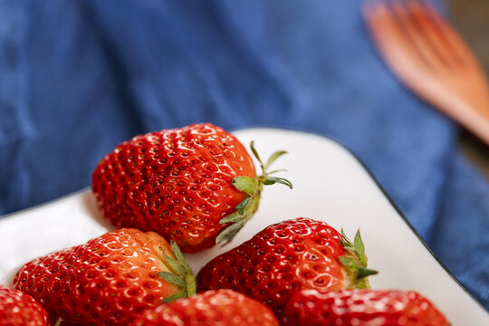 盘子里的新鲜草莓水果
