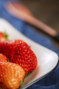 盘子里的草莓特写素材