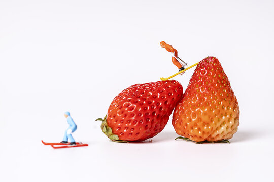 两颗草莓创意微缩海报