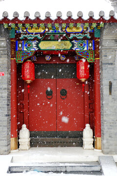 老北京胡同大门雪景