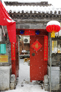 老北京胡同大门雪景