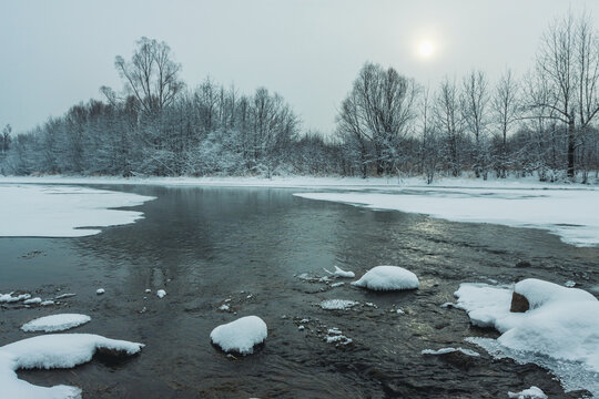 冬季河流雪景