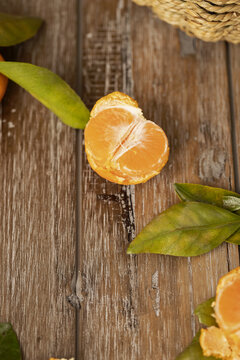 木桌上一颗剥开的橘子