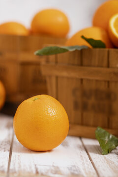 一颗橙子亮调背景图片