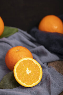 切开的橙子暗色麻布背景海报