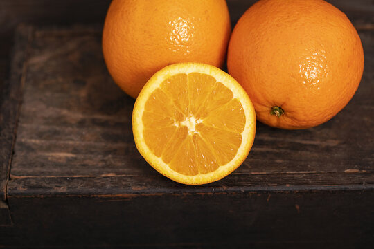 木桌上的两颗橙子