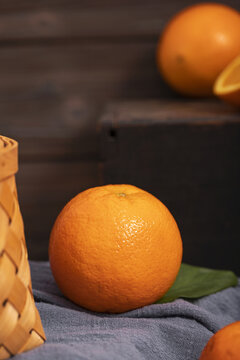 粗麻布上的一颗橙子