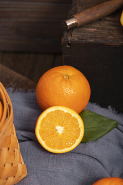 切开的橙子与完整的橙子