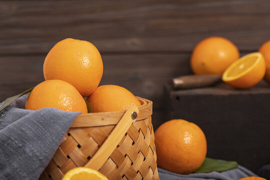 一筐橙子木桌背景图片