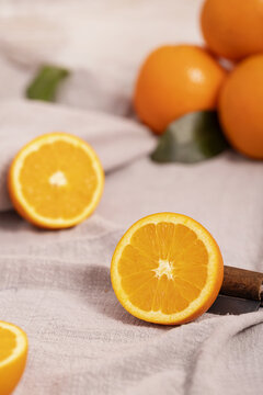 橙子水果白色粗麻布背景图片