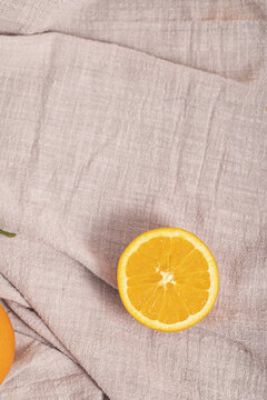 一颗切半的橙子粗麻布背景
