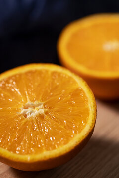 酸甜水果橙子暗调光影图片