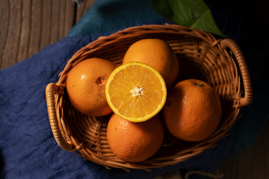 夏季新鲜水果橙子暗调光影背景