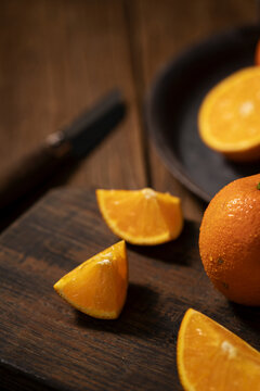 木桌上切开的橙子瓣图片