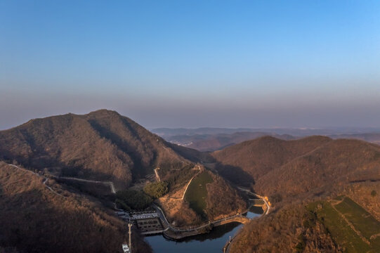 鸟瞰山区秋冬季风光