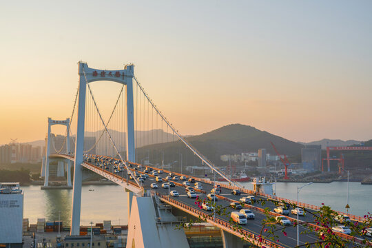日落夕阳下的厦门海沧大桥