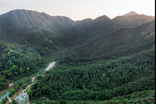 山峰溪流