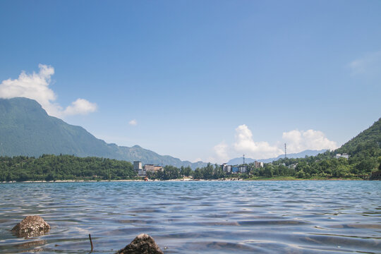 晴朗天气下的湖面